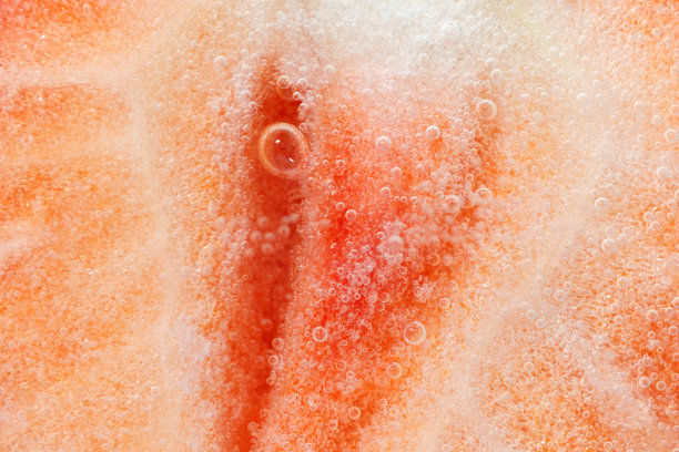 半颗带泡泡的红草莓。特写镜头。宏。图片下载