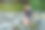 女自由职业者坐在河里的一块石头上把她的笔记本电脑扔进水里图片下载