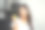 年轻女性在减肥饮食和健康餐桌上吃绿色苹果。美丽的女人早上在厨房愉快地吃着健康的沙拉早餐。减肥食品的概念。图片下载