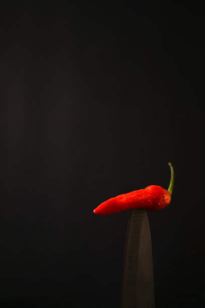 优质辣椒在菜刀黑色背景4图片下载