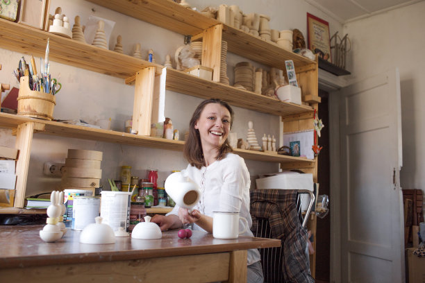 车间里的艺术家正在从事木制玩具的生产。环保木制玩具图片下载