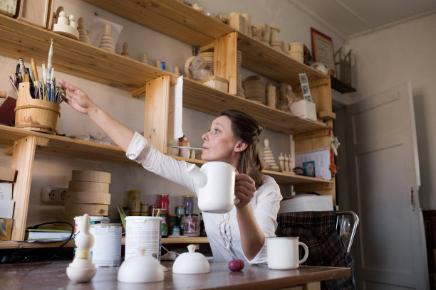 车间里的艺术家正在从事木制玩具的生产。环保木制玩具图片下载