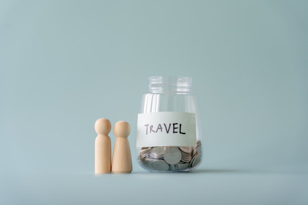 存钱罐旅行和人的面孔旁边图片下载