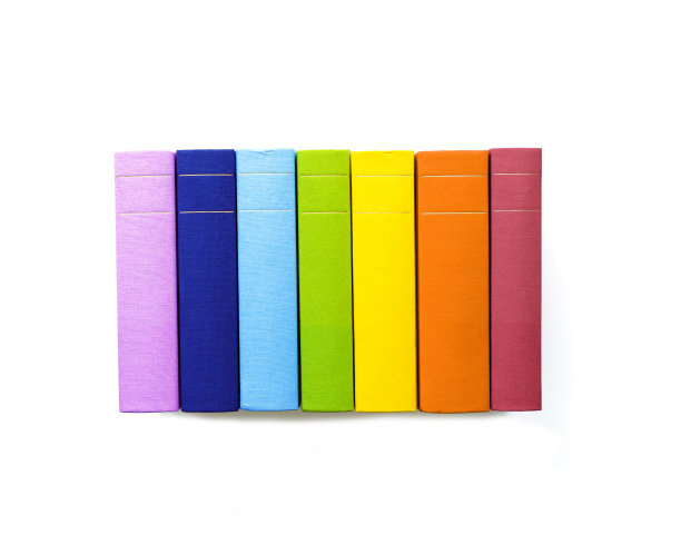 多色书籍最小的图案与明亮的彩色封面，手工书，顶部视图模型图书馆，教育主题。读纸质书，学习概念。孤立在白色背景上图片下载