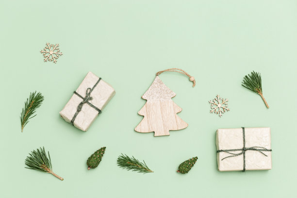 圣诞或新年作文。圣诞礼品盒，松果，云杉树枝，木制玩具。前视图。图片下载