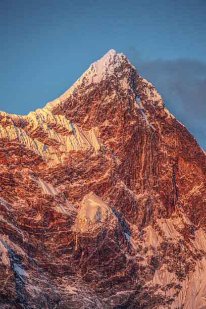 喜马拉雅山脉的山峰在晚霞图片下载