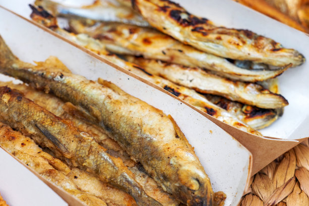 脆炸鱼用面粉和香料混合，用热油炸，街头小吃。胡瓜鱼鱼图片下载