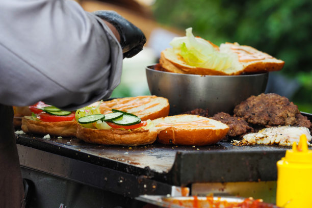 烹饪，在街头制作汉堡，街头小吃图片下载