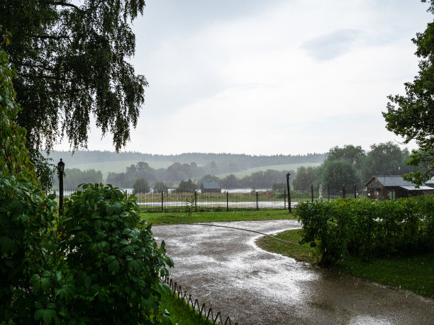 夏日公园土路上的降雨图片下载