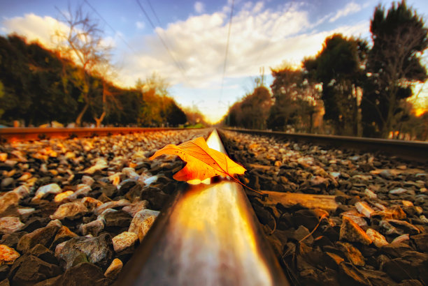 用长时间曝光技术拍摄的火车和风景照片图片下载