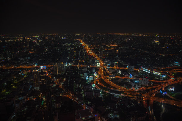 曼谷的城市景观在晚上的时间从曼谷城市的建筑顶部图片下载
