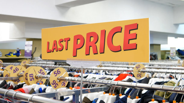一家服装店的大招牌上写着“LAST PRICE”图片下载