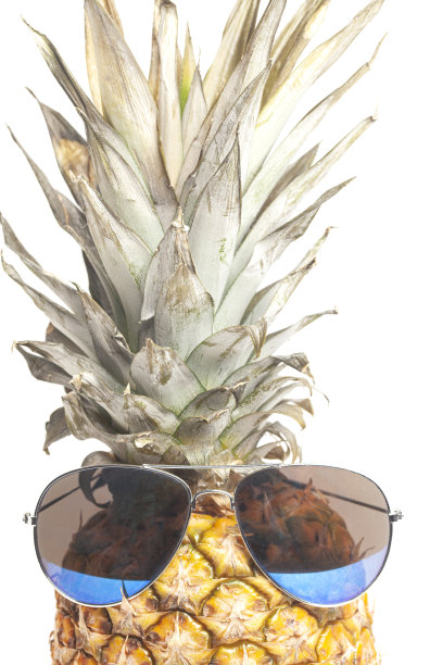 菠萝戴着墨镜。暑假假期假期饮食健康理念。图片下载