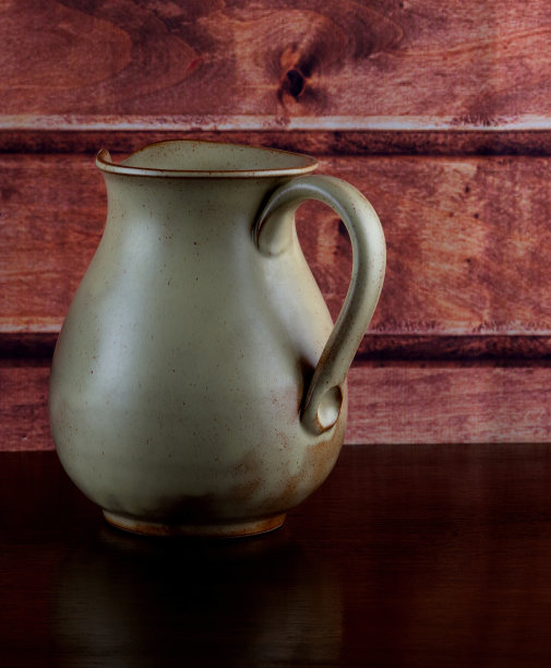 木制架子上的旧陶制酒壶图片下载