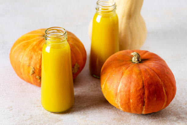 新鲜的玻璃瓶南瓜汁健康美味的食品概念秋收极简主义水平灰色背景图片下载