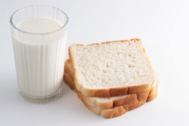 一杯牛奶和全麦切片面包的食品和健康的概念，文本的复制空间孤立在白色背景图片下载