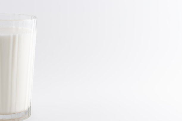 一杯牛奶的食品和健康的概念，文字的副本空间孤立在白色背景图片下载