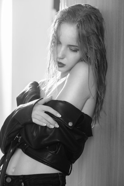 女孩湿头发图片下载