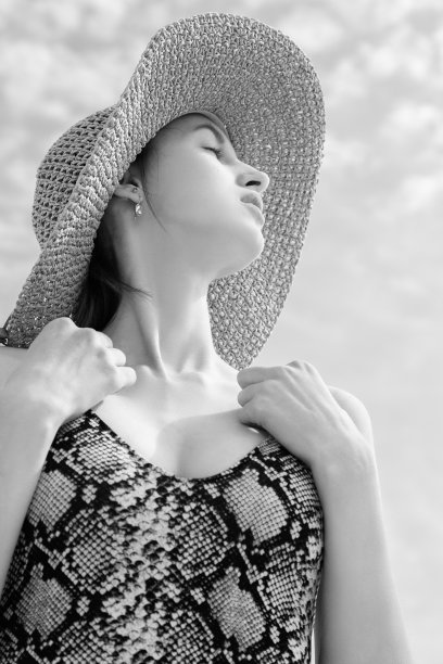 年轻女子的晒图片下载