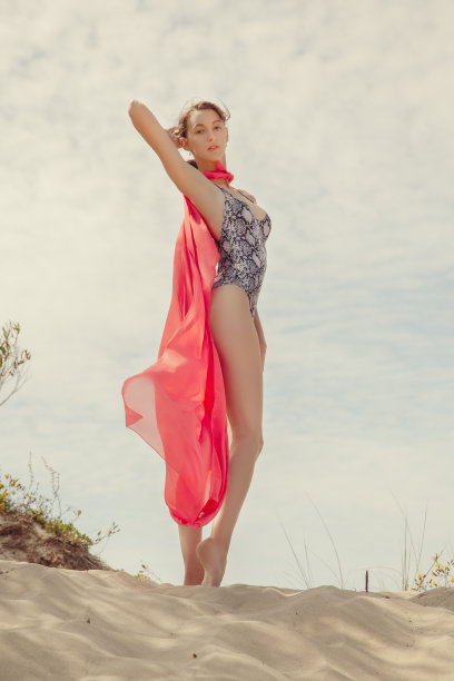 苗条女人晒着图片下载