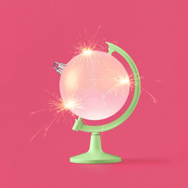 圣诞树球与点燃的火洒和充满活力的黄绿色地球站在孤立的珊瑚粉红色的背景。最小抽象创造性3D插图。除夕概念。图片下载