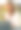 穿着白衬衫的快乐女人在咖啡馆远程工作图片下载