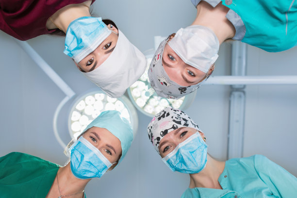 手术团队操作的低水平视图。卫生保健的概念。图片下载