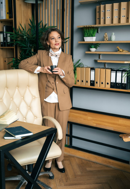 自信时尚成熟的中老年在职女性。总经理、首席执行官。年长的资深女商人，60多岁的西装女士，执行商业领袖。企业家的事业。银行会计工作图片下载