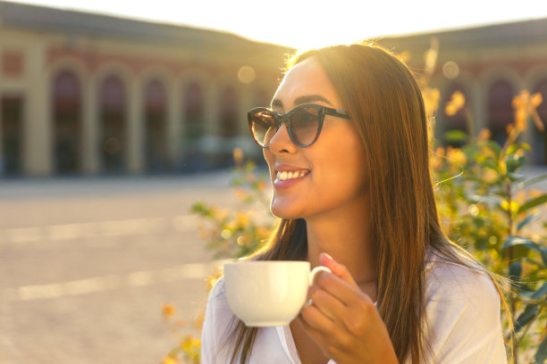 享受咖啡休息时间的年轻女子图片下载