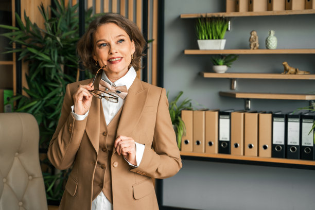 自信时尚成熟的中老年在职女性。总经理、首席执行官。年长的资深女商人，60多岁的西装女士，执行商业领袖。企业家的事业。银行会计工作图片下载