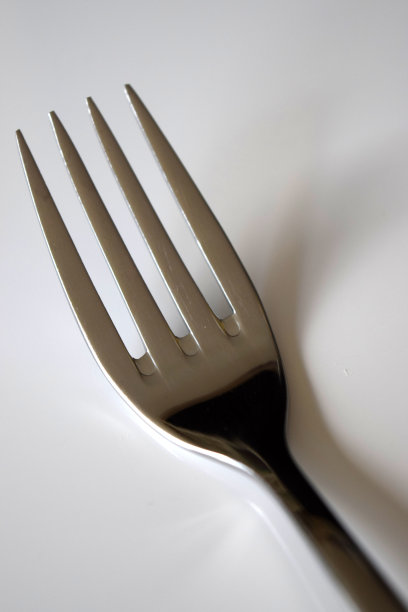 特写的银色叉对白色的背景与阴影图片下载