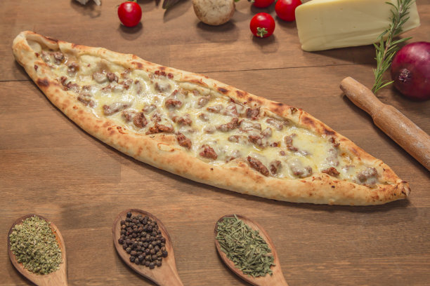 皮塔饼与切达奶酪立方土耳其风格的木制背景和产品图片下载