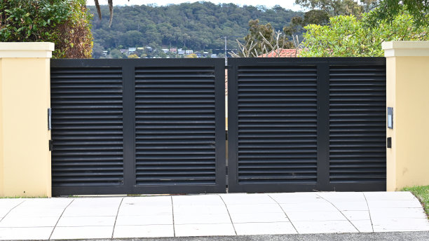 家大门穿过一个驱动器图片下载