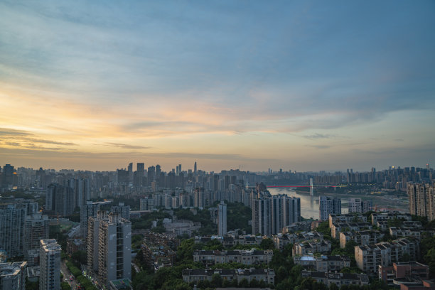 在晚上，美丽的城市风景是在重庆，中国图片下载