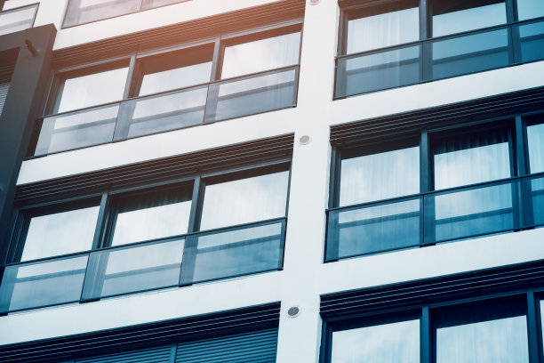 窗:现代住宅或旅馆建筑外立面上的窗户和阳台房地产、装修、住宅开发图片下载