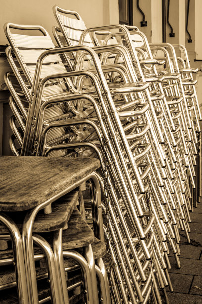 路边咖啡馆的桌椅图片下载