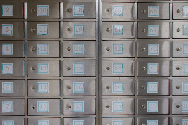 用于存储的按数字顺序排列的银质储物柜图片下载