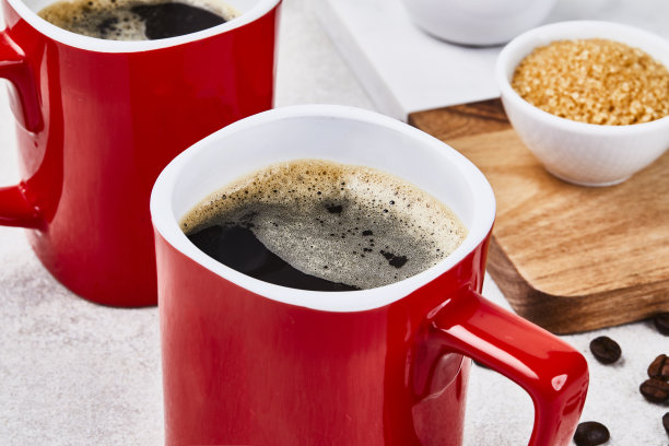 白色的现代厨房桌面上放着红色的咖啡杯图片下载