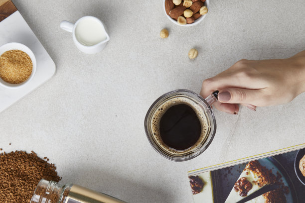 女人手里拿着咖啡杯图片下载