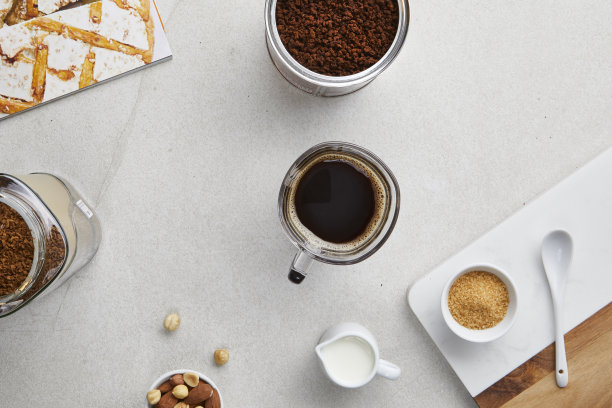 一杯黑咖啡，放在白色的现代厨房桌面上图片下载