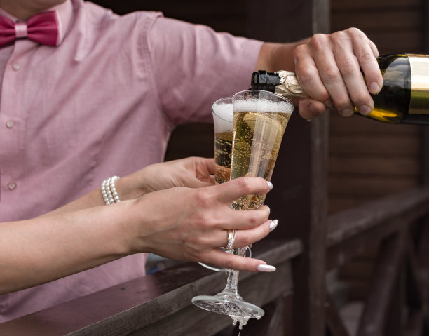 新娘和新郎手持香槟杯图片下载