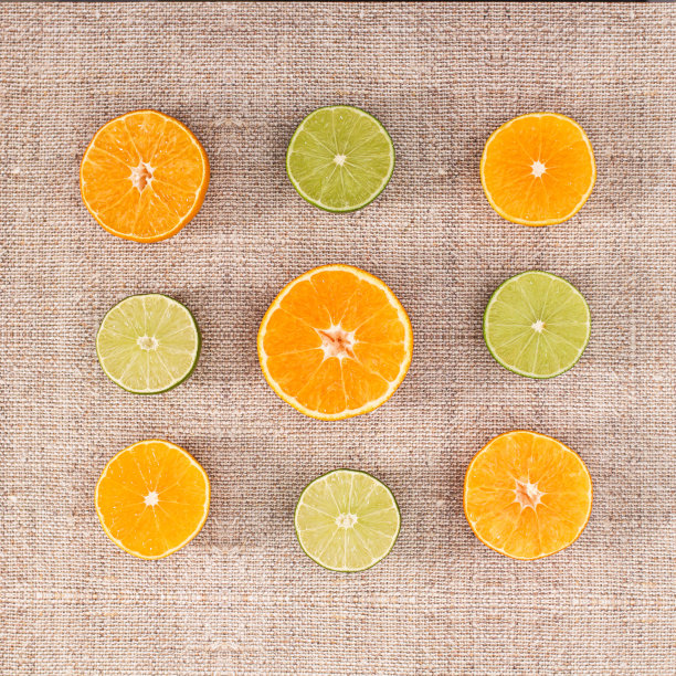 夏季布局与切片柑橘水果在米色背景。平躺图片下载