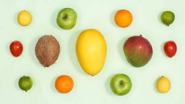 夏天奇异的水果图案在明亮的绿色背景。平躺图片下载