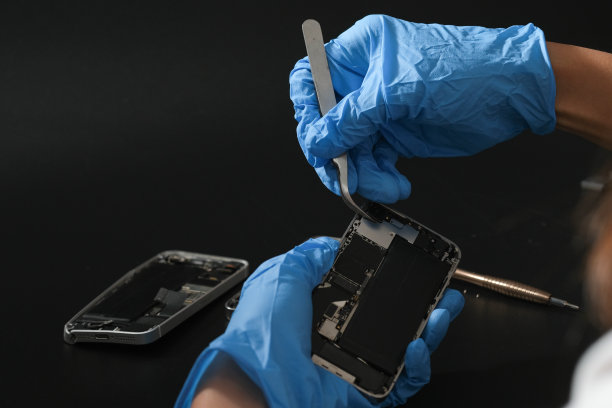 维修手机零件和工具的技术人员，以恢复维修手机智能手机图片下载