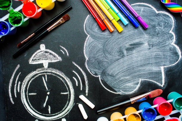 学校用品，油漆，多色笔，一个绘制的闹钟和一块带有文本拷贝空间的云。平铺的俯视图。学校新学年的概念。图片下载