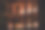 晚上黑栏杆后面的老房子。古老的豪宅被红光照亮。专注于老房子图片下载