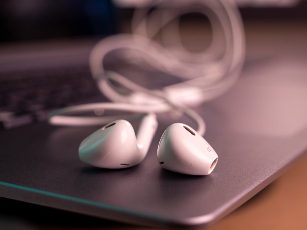 笔记本电脑上的白色耳机和数据线。图片下载
