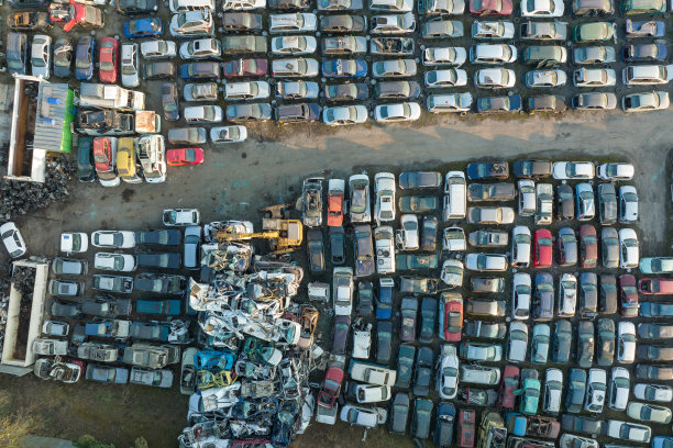 鸟瞰图大停车场的垃圾场与一排排废弃的破车。回收旧车辆图片下载