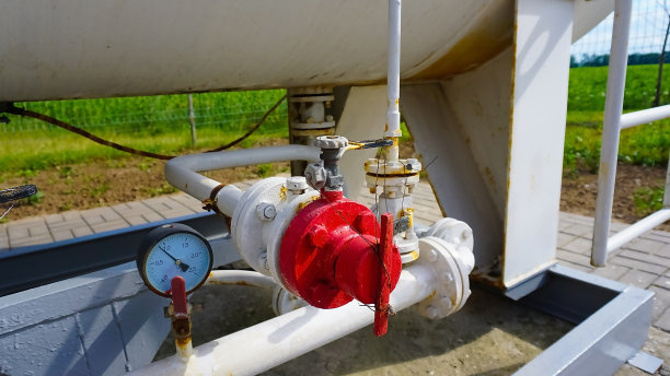 液态丙烷加油站。加注液化气至车箱的石油气站。图片下载