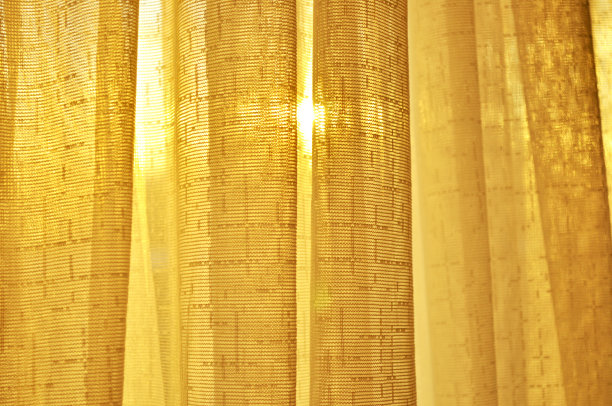 金色的夕阳透过窗帘照射进来图片下载